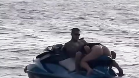 Casal amador transando no jetski enquanto ele está na água punheteiro do barco filmou tudo