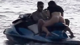 Casal amador transando no jetski enquanto ele está na água punheteiro do barco filmou tudo