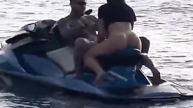 Casal amador transando no jetski enquanto ele está na água punheteiro do barco filmou tudo