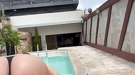 Cachorrinha vadia fodendo com a buceta melada na beira da piscina durante o dia