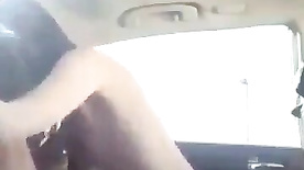 Novinha magrinha fodendo no carro com o namorado safado, a novinha fez ele gozar na sentada gostosinha