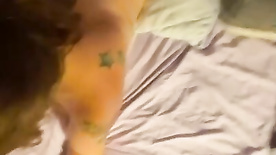 Menage com tatuada, vadia chupando a rola do macho enquanto o outro macho chupa seu cuzinho