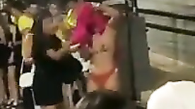 Mulher bêbada no bloquinho de carnaval tirou a roupa e ficou dançando pelada no meio de todo mundo