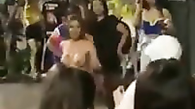 Mulher bêbada no bloquinho de carnaval tirou a roupa e ficou dançando pelada no meio de todo mundo