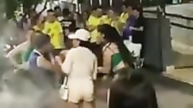 Mulher bêbada no bloquinho de carnaval tirou a roupa e ficou dançando pelada no meio de todo mundo