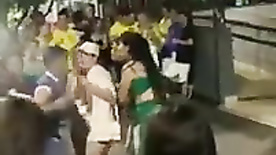 Mulher bêbada no bloquinho de carnaval tirou a roupa e ficou dançando pelada no meio de todo mundo