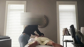 Flagra da massagista tocando punheta no pênis do cliente