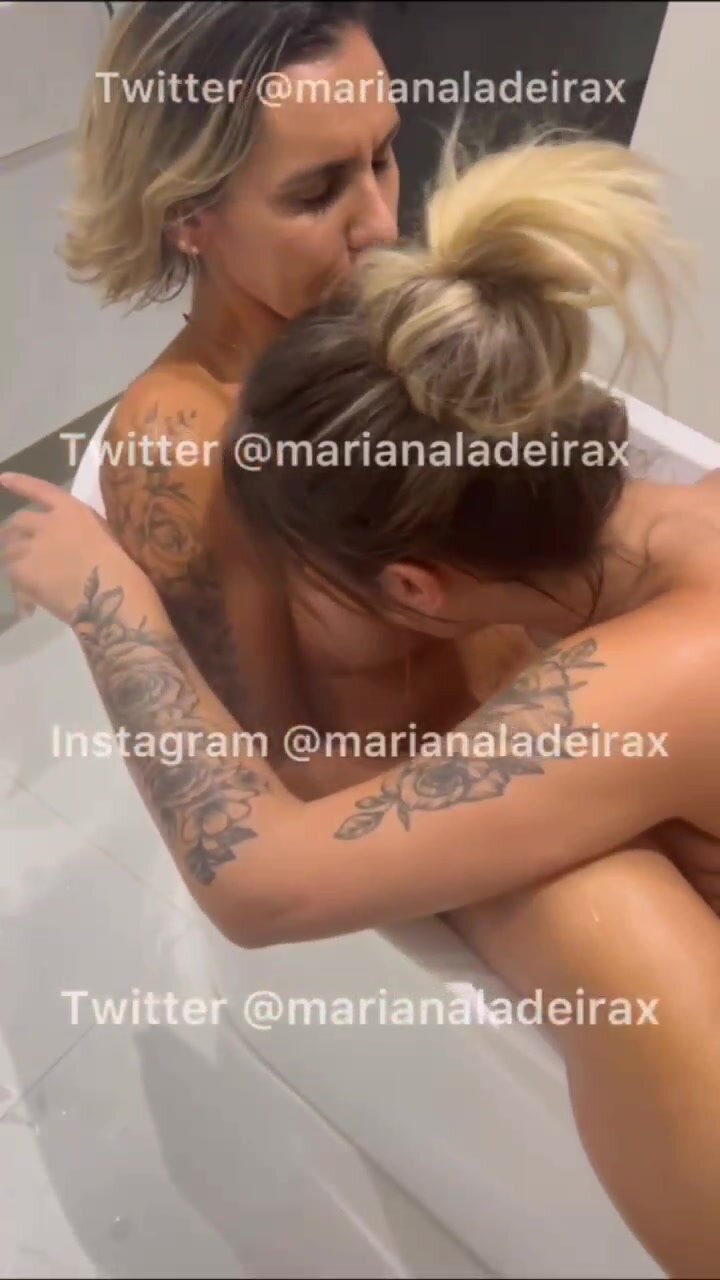 Mariana Ladeira transando com uma lésbica na banheira de espuma foto