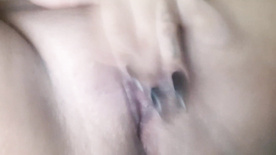 piranha mostrando o piercing na buceta enquanto se masturba