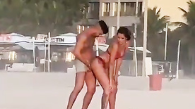 casal amador fazendo sexo na praia de dia no Rio de Janeiro