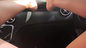 gostosa gozando com vibrador dentro do carro