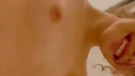 Nudes vazado novinha mostrando os peitos no banho