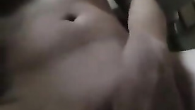 FICOU PELADA NO BARRACO MOSTRANDO A XOXOTA NO VÍDEO COM NUDES