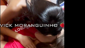 Amiga lésbica chupando a buceta da Vick Moranguinho