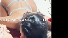 Amiga lésbica chupando a buceta da Vick Moranguinho