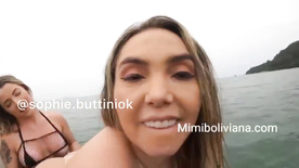 Sophie Buttini chupando amiga lésbica no jetski em alto mar