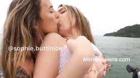 Sophie Buttini chupando amiga lésbica no jetski em alto mar
