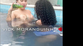 Vick Moranguinho pelada na piscina com uma mulata ninfeta delícia