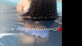 Vick Moranguinho pelada na piscina com uma mulata ninfeta delícia