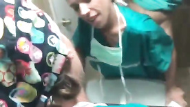 Medico fudendo com a enfermeira no banheiro do hospital