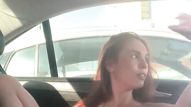 Bianca Dias pelada se masturbando dentro do carro