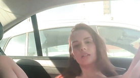 Bianca Dias pelada se masturbando dentro do carro