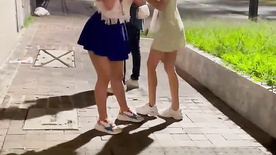 Vadias bebadas mostrando a bunda na rua