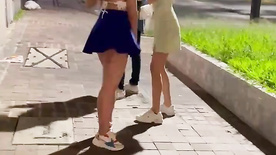 Vadias bebadas mostrando a bunda na rua