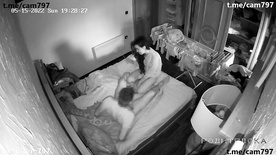 Câmera de segurança de uma pensão flagra casal transando no quarto