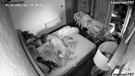 Câmera de segurança de uma pensão flagra casal transando no quarto