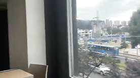 Coroa gozando muito enquanto se masturba dentro de um restaurante