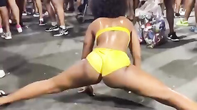 Negra safada se acabando de dançar no carnaval
