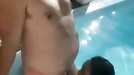 Mulher pelada fazendo boquete na piscina para velho tarado