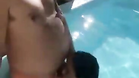 Mulher pelada fazendo boquete na piscina para velho tarado