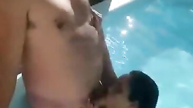 Mulher pelada fazendo boquete na piscina para velho tarado