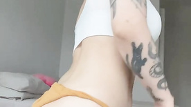Kyure morena tatuada vadia mostrando a rabeta