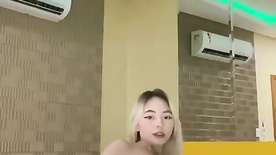 Japinha bucetuda se masturbando no motel