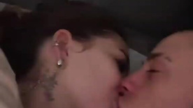 Flagra Mel Maria pelada embaixo das cobertas beijando Mc Daniel