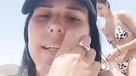 Mulher fez vídeo chamada e vazou amiga pelada na praia