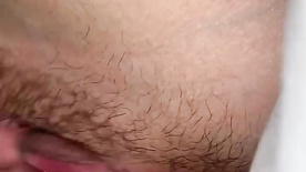 Cachorra masturbando a buceta peluda até ficar bem molhada