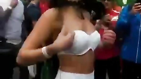 Flagra amadora gostosa se empolgou na rave e mostrou os peitos