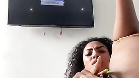 Pretinha pelada muito gostosa gozando na siririca