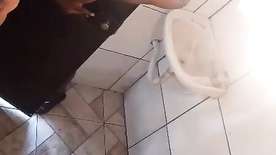 Flagra pretinha foi pega no banheiro dando para outro e apanhou do marido