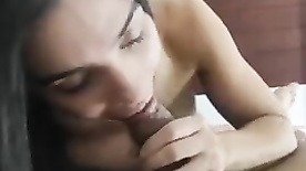 Safada fazendo porno amador no celular mamando o cara