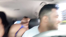 Malandro passeando por ai com duas gostosas peladas no carro