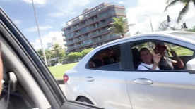 Malandro passeando por ai com duas gostosas peladas no carro