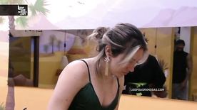 Vazou peitinho no BBB23 participante mostrou os mamilos ao vivo no Big Brother Brasil 2023