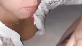 Loirinha lésbica chupando a bucetinha da namorada no sexo oral lésbico