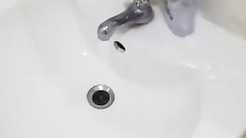 Diretora safada foi para o banheiro da escola mostrar os peitos no vídeo