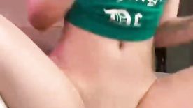 Loirinha se masturbando com um pau de borracha na buceta